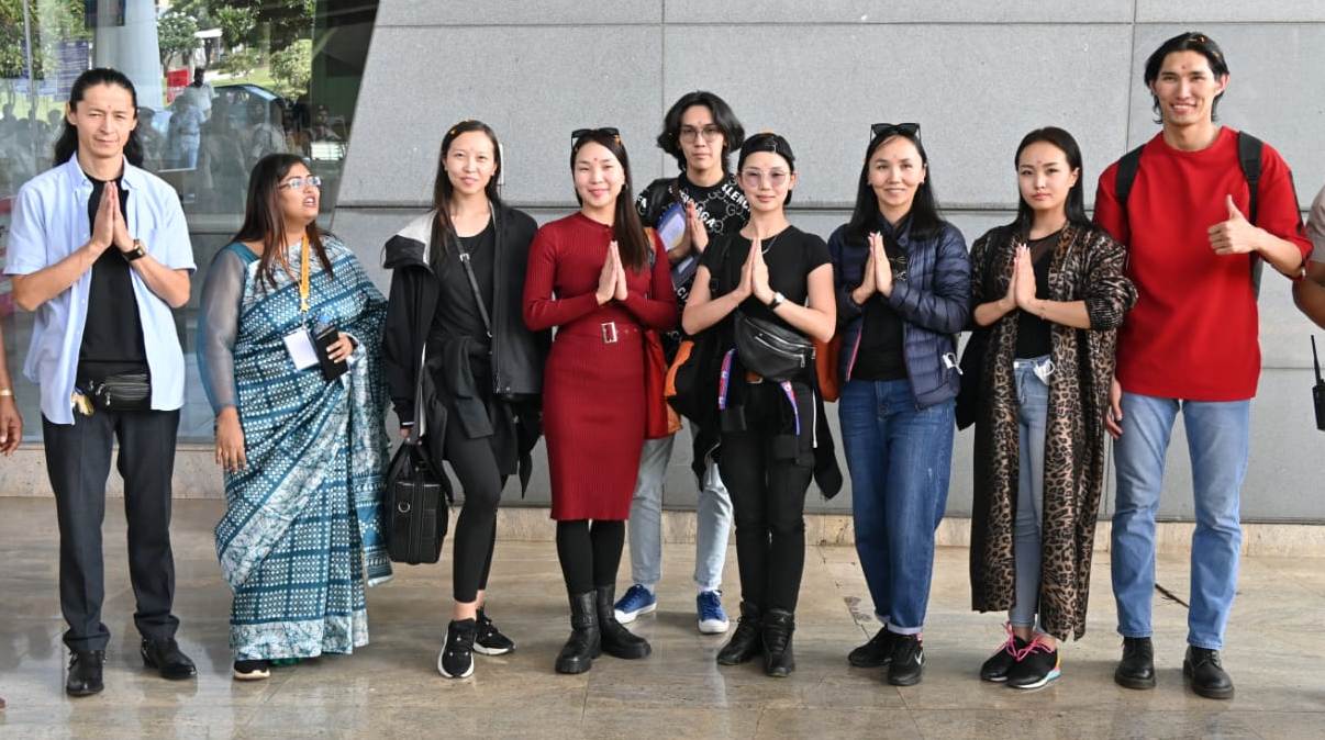 मंगोलिया व मिस्र का नर्तक दल पहुंचा रायपुर