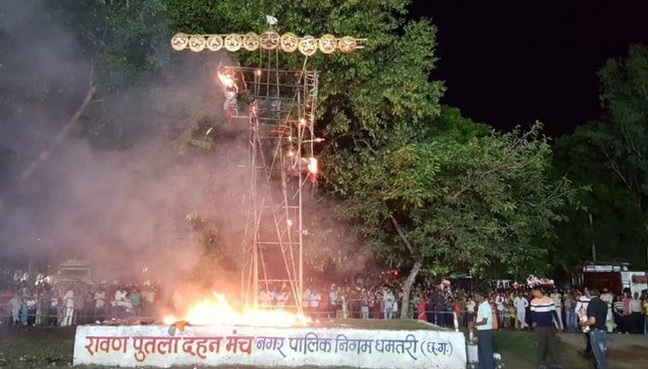 रावण का दहन हुआ, पर नहीं जले 10 सिर; आयुक्त बोले- छवि धूमिल हुई, क्लर्क सस्पेंड, 4 को नोटिस