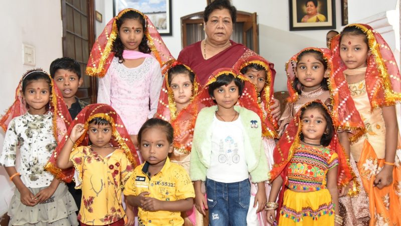 राज्यपाल उइके ने महानवमी की पूजा-अर्चना की और कन्याभोज खिलाई