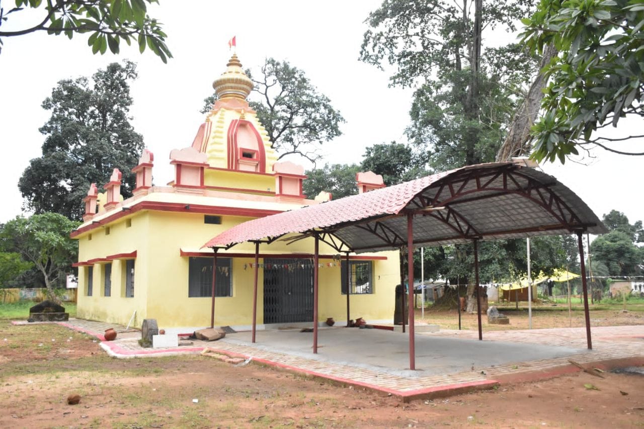 मुख्यमंत्री की मंशानुरूप ग्रामीणों की आस्था और सांस्कृतिक धरोहर देवगुड़ियों का हो रहा तेजी से कायाकल्प