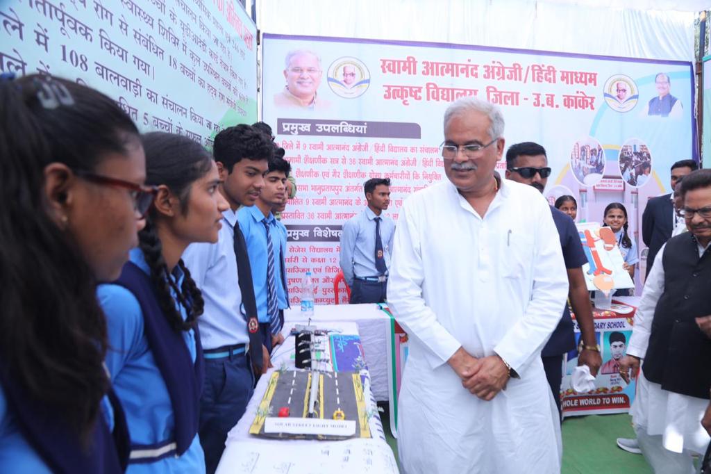 मुख्यमंत्री ने चारामा में स्टॉल का किया अवलोकन