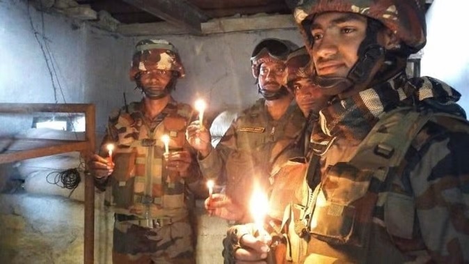 साल भर अंधेरे में रहने वाले बंकरों में दिवाली की जगमग