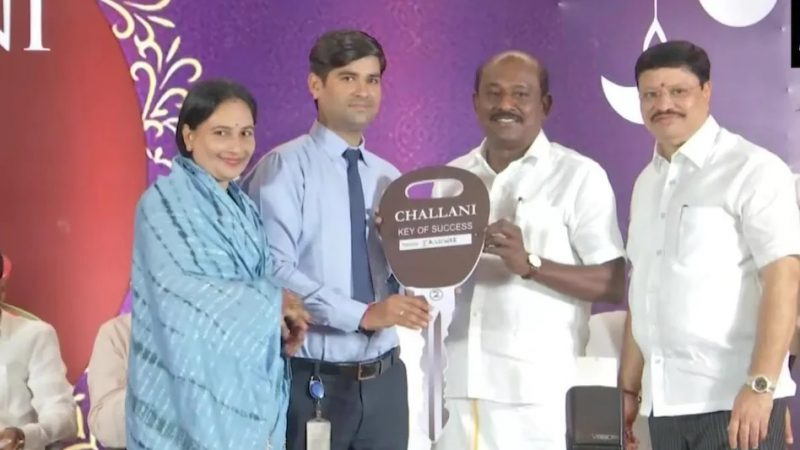 दीवाली गिफ्ट : स्टाफ में बांटी 10 कार और 20 बाइक्स