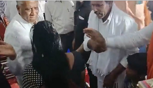 महिला को थप्पड़ मारते कर्नाटक के मंत्री का वीडियो वायरल, बाद में मांगी माफी