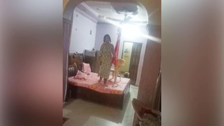 पति के सामने पत्नी ने लगाई फांसी, बचाने के बजाय बनाता रहा वीडियो