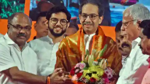 मशाल सिंबल मिलते ही फायर हुए आदित्य ठाकरे, बोले- 40 गद्दार नहीं छीन सकते सिद्धांत