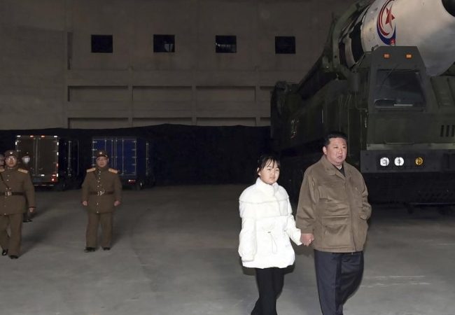 किम जोंग उन के साथ मिसाइल प्रक्षेपण स्थल पर दिखी उनकी बेटी