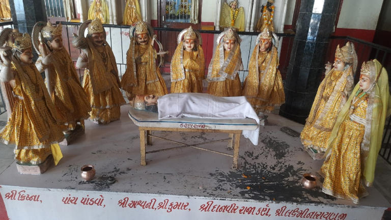 यहां हुआ था कर्ण का अंतिम संस्कार, हजारों साल से इस पेड़ में लगे हैं केवल तीन पत्ते