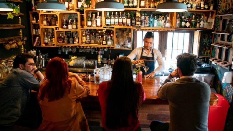 बार-पब में ऑर्डर कर रहे ड्रिंक तो भूलकर न करें ये 5 गलतियां, वर्ना हो सकती है फजीहत!