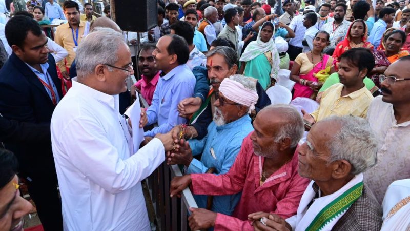 बेलगाँव में भेंट-मुलाकात के बाद मुख्यमंत्री भूपेश बघेल लोगों के पास पहुँचकर उनकी समस्याएँ सुनने लगे