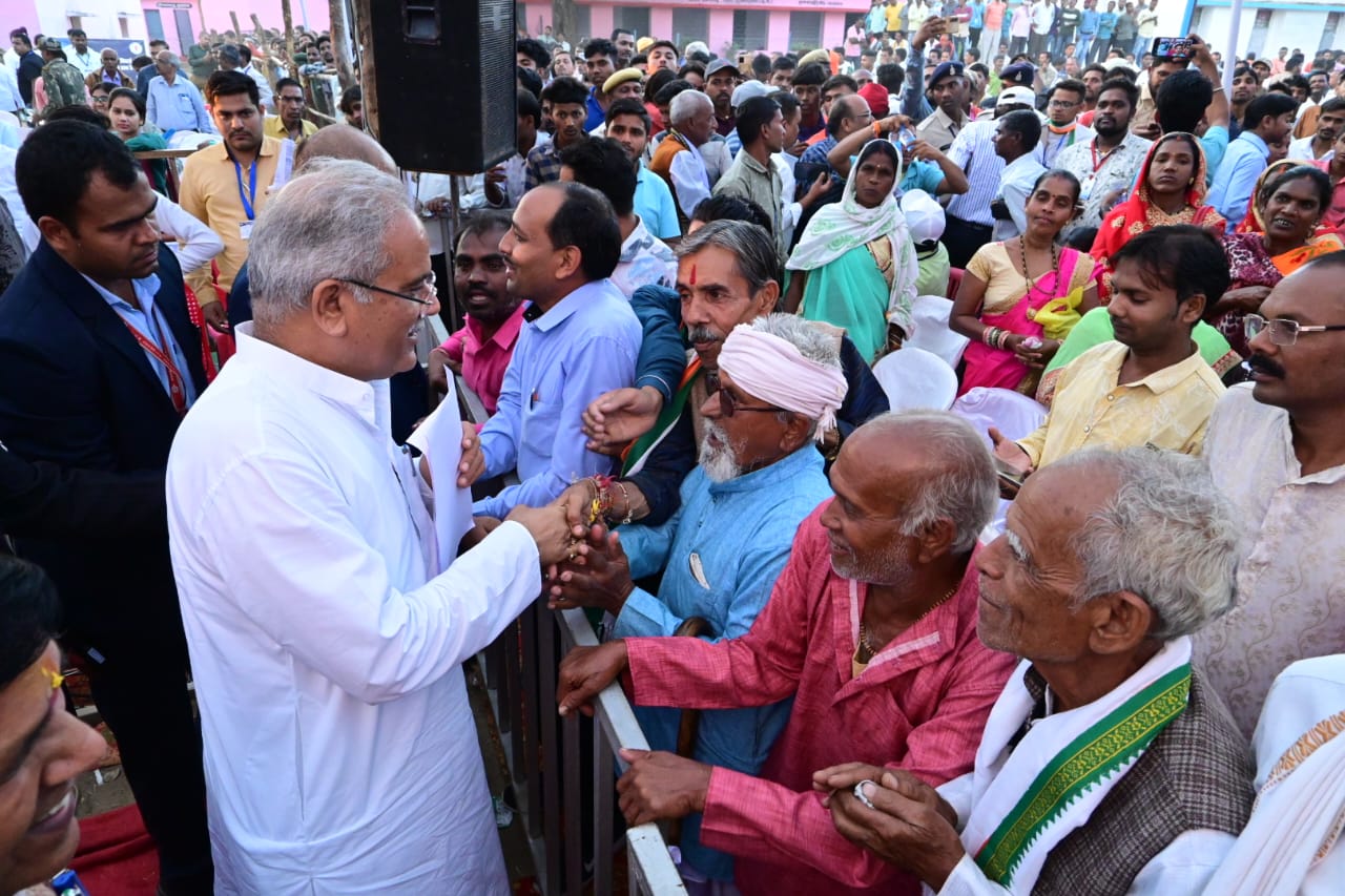 बेलगाँव में भेंट-मुलाकात के बाद मुख्यमंत्री भूपेश बघेल लोगों के पास पहुँचकर उनकी समस्याएँ सुनने लगे