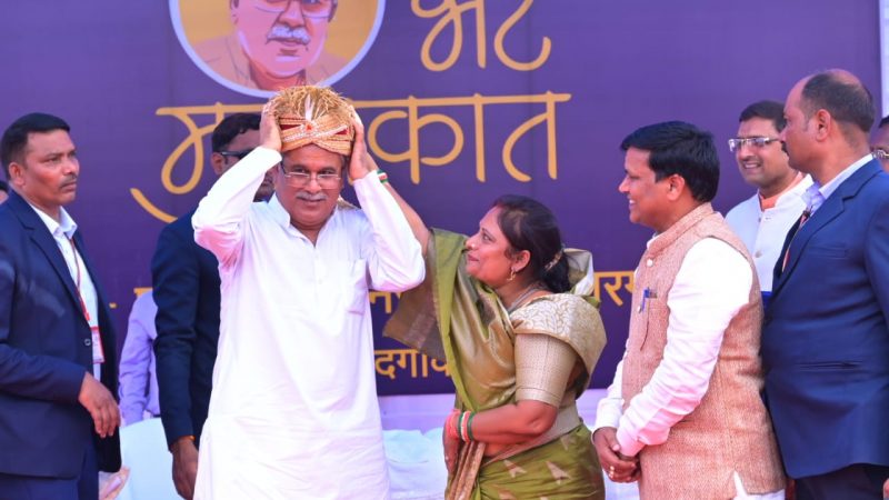 भेंट-मुलाकात में डोंगरगढ़ विधानसभा के घुमका गांव पहुंचे मुख्यमंत्री: लगाई सौगातों की झड़ी