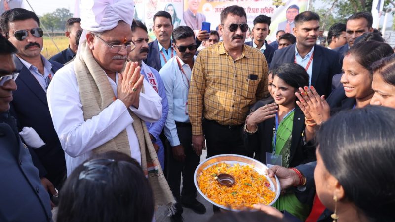 मुख्यमंत्री भूपेश बघेल जांजगीर जिले के ग्राम सिवनी स्थित सूर्यांश शिक्षा उत्थान समिति में पहुंचे