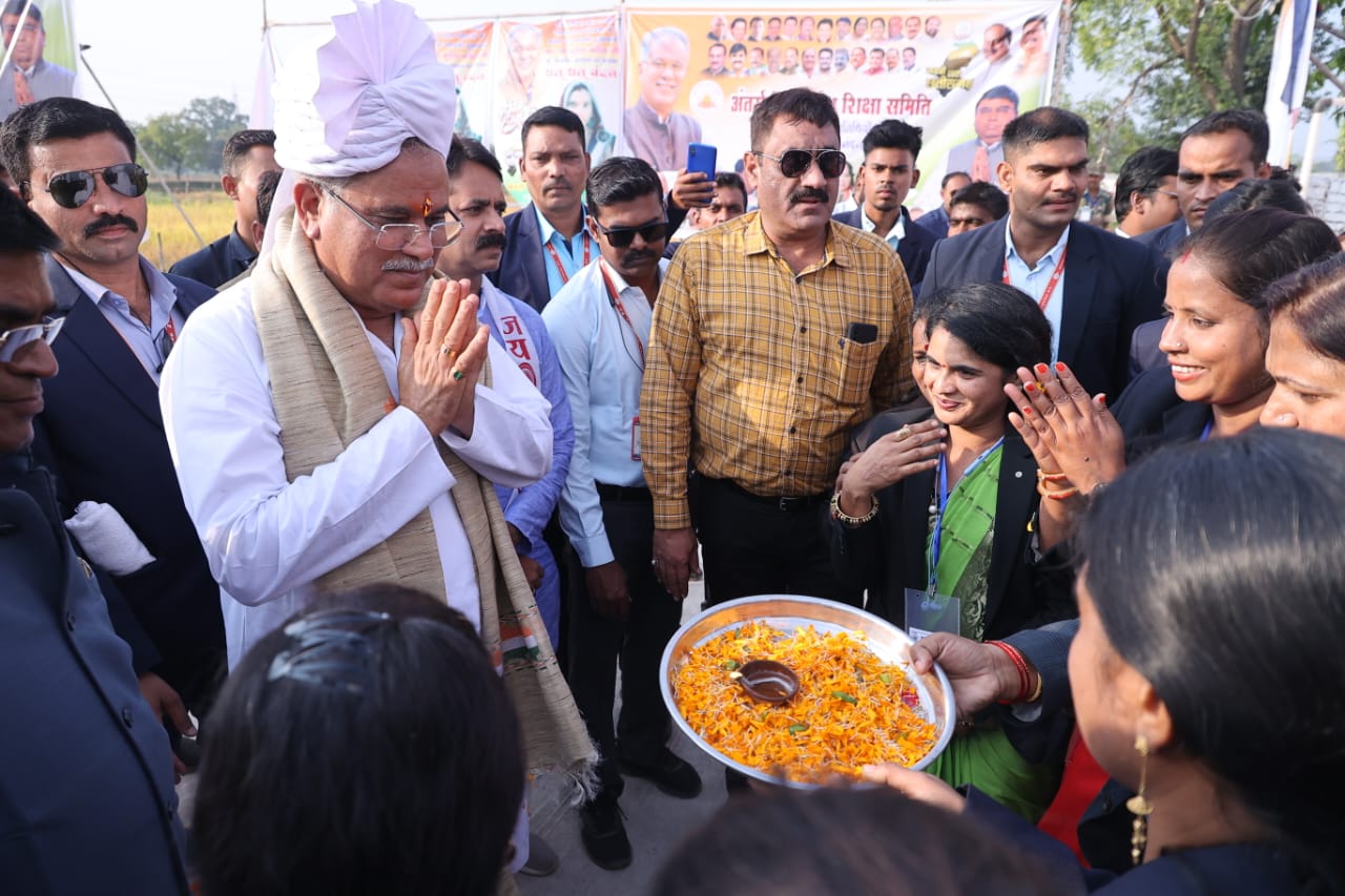 मुख्यमंत्री भूपेश बघेल जांजगीर जिले के ग्राम सिवनी स्थित सूर्यांश शिक्षा उत्थान समिति में पहुंचे