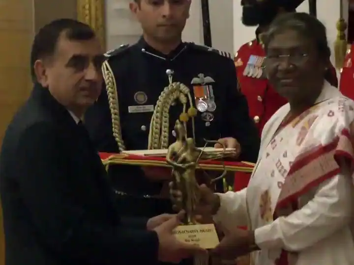 रेसलिंग कोच राज सिंह को मिला द्रोणाचार्य अवॉर्ड, देखें और किसे मिला यह सम्मान