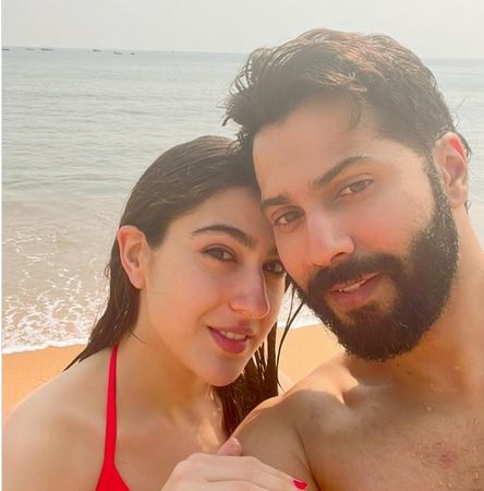 समंदर किनारे एक साथ दिखे वरुण धवन और सारा अली खान