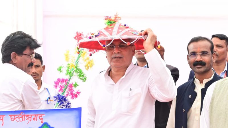 100 ट्रैक्टर पैरा दान करने वाले सुरगी के किसानों ने पेश की मिसाल : मुख्यमंत्री  भूपेश बघेल