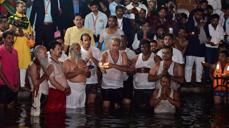 मुख्यमंत्री भूपेश बघेल ने खारून नदी के महादेव घाट में किया कार्तिक पूर्णिमा स्नान