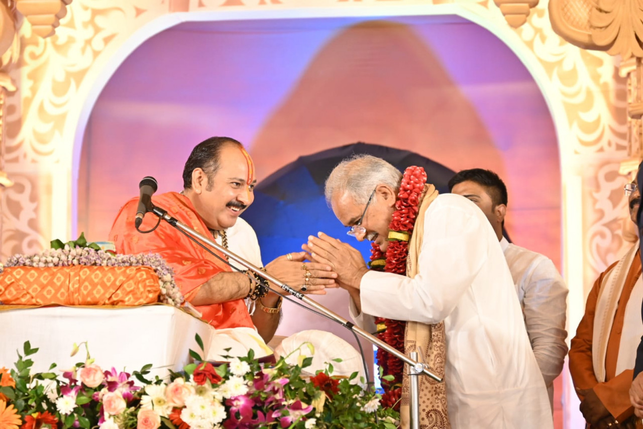 मुख्यमंत्री भूपेश बघेल ने शिव महापुराण कथा में शामिल होकर प्रदेश की सुख-समृद्धि का आशीर्वाद प्राप्त किया
