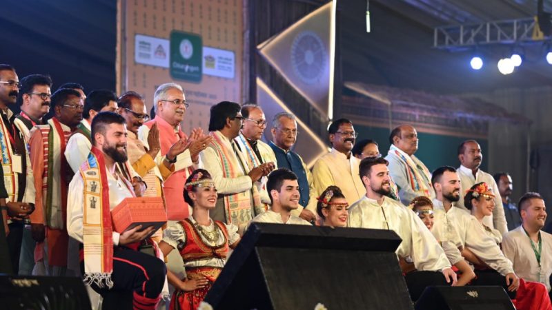 आदिम सांस्कृतिक मूल्यों को सहेजने किया राष्ट्रीय आदिवासी नृत्य महोत्सव का आयोजन