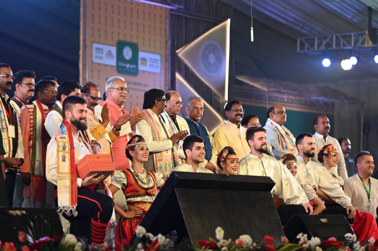 आदिम सांस्कृतिक मूल्यों को सहेजने किया राष्ट्रीय आदिवासी नृत्य महोत्सव का आयोजन