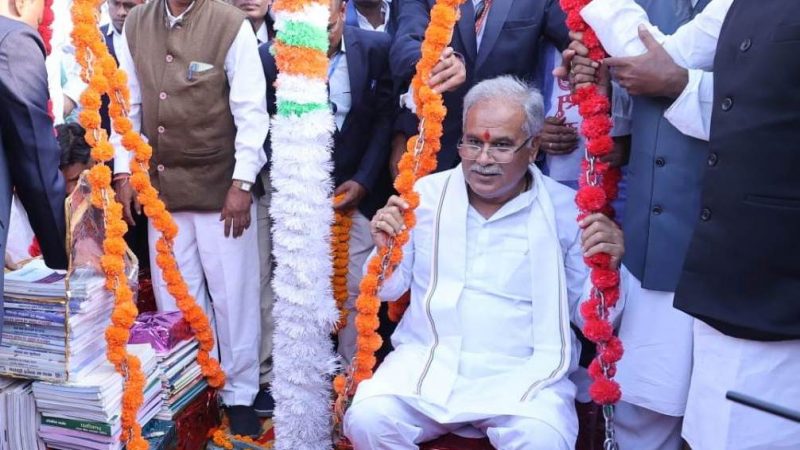 मुख्यमंत्री श्री बघेल को किताबों से तौला गया