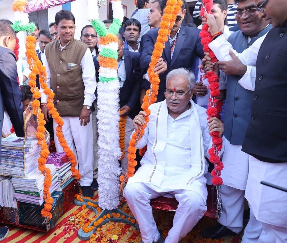 मुख्यमंत्री श्री बघेल को किताबों से तौला गया