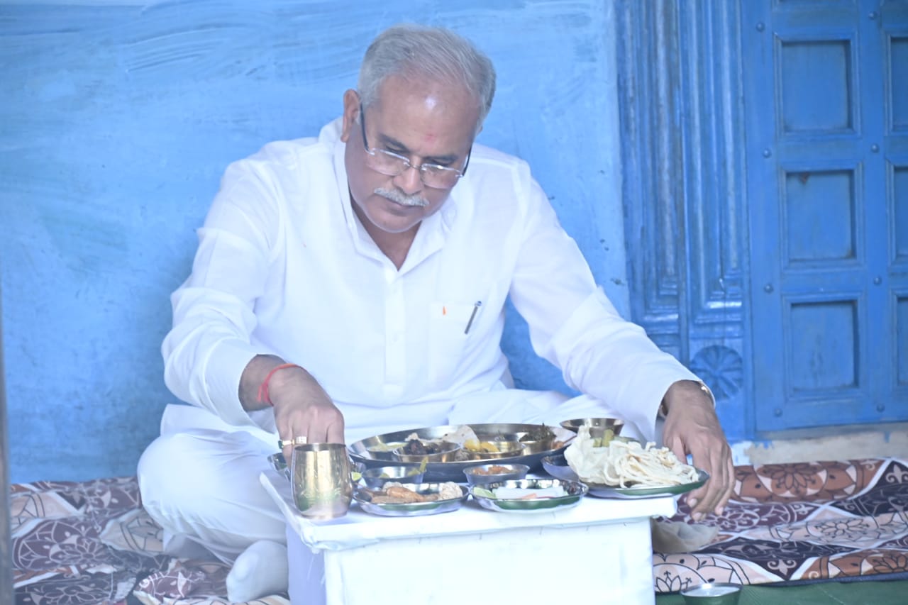 मुख्यमंत्री भूपेश बघेल ने सुकुल दैहान के किसान  लिल्लू खरे के घर आत्मीय भाव से किया भोजन