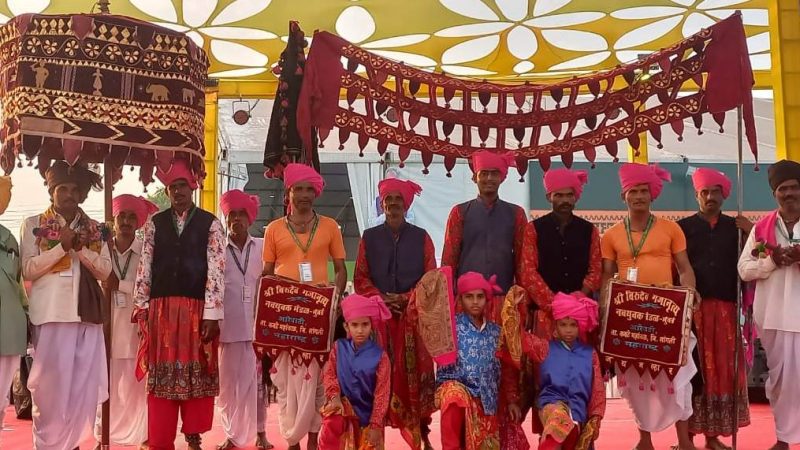 तीन पीढ़ियों ने दी धनगरी गजा नृत्य की प्रस्तुति