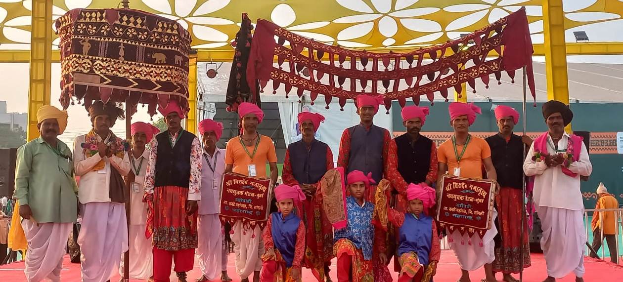 तीन पीढ़ियों ने दी धनगरी गजा नृत्य की प्रस्तुति