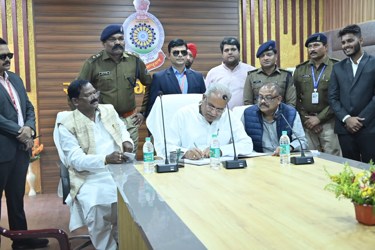 मुख्यमंत्री ने पुलिस अधीक्षक कार्यालय राजनांदगांव में पुलिस जन संवाद केन्द्र भवन का किया उद्घाटन