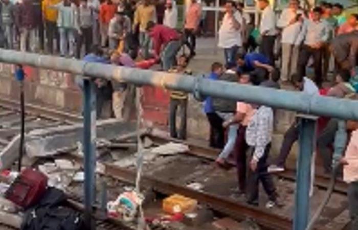 फुटओवर ब्रिज का स्लैब गिरा, पटरी पर गिरे यात्री, 8 गंभीर