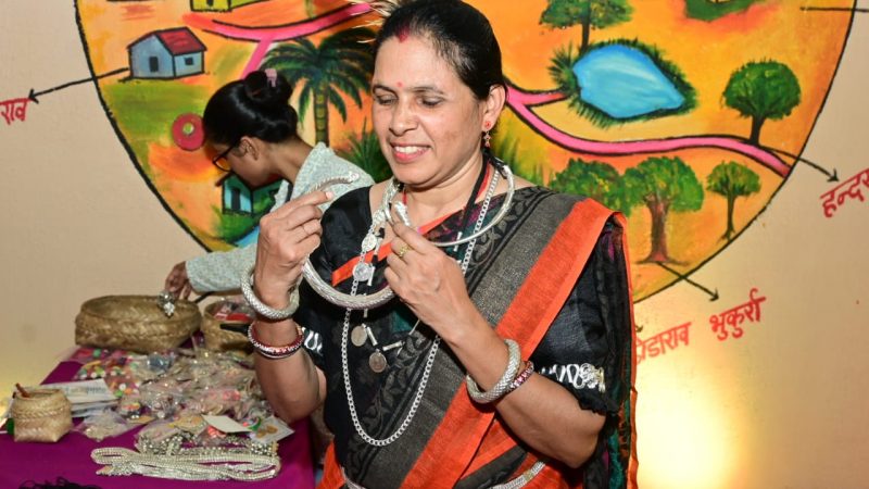 राज्योत्सव प्रदर्शनी में जनजातीय बाजार हाटुम बना लोगों के आकर्षण का केंद्र