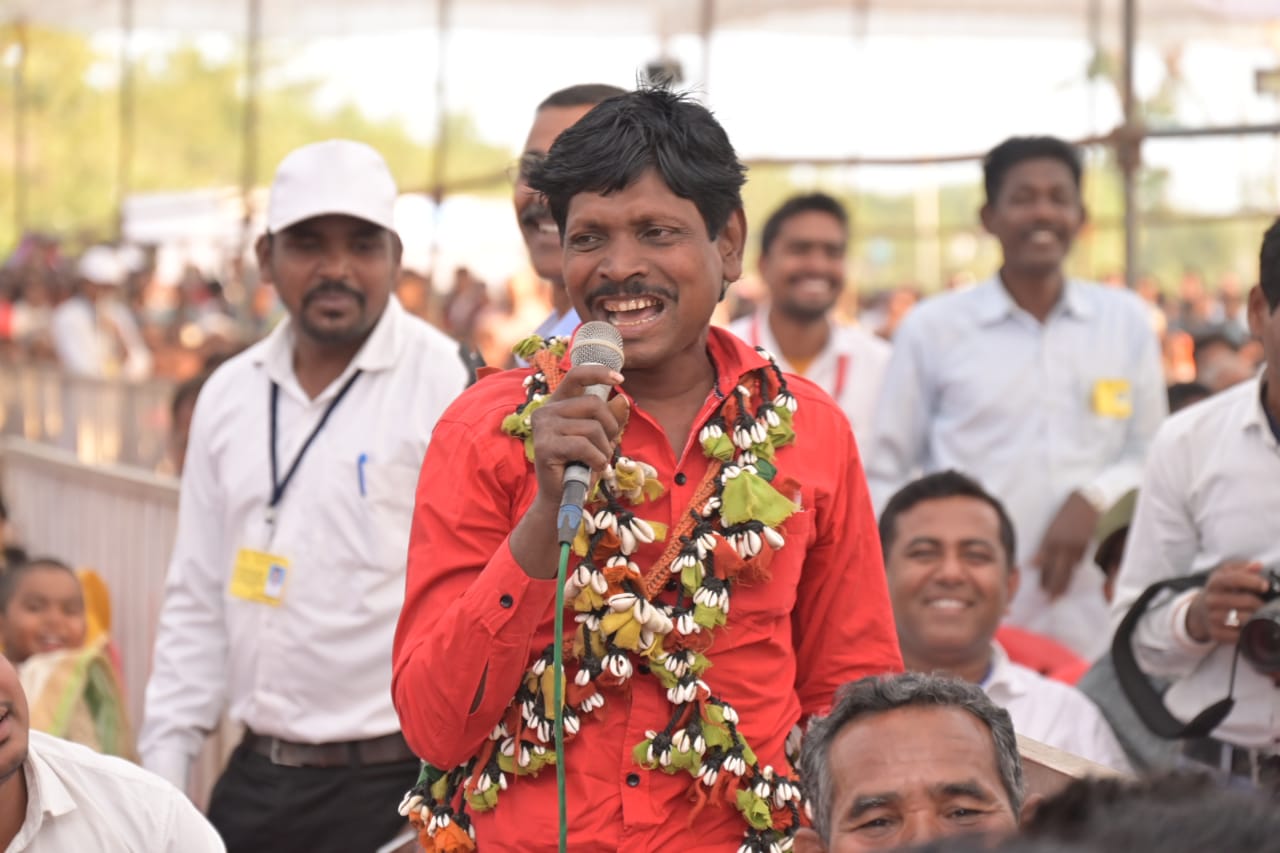 मुख्यमंत्री ने पहटिया से फरमाइश की और कहा- सुनाओ बढ़िया गीत