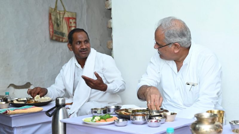 जब पता चला मुखिया आ रहे हैं तो किसान छन्नूराम ने भोजन पर किया आमंत्रित