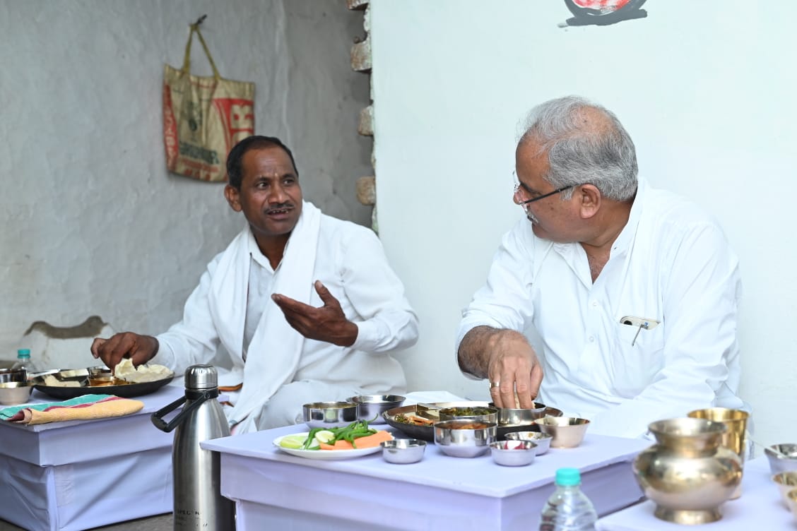 जब पता चला मुखिया आ रहे हैं तो किसान छन्नूराम ने भोजन पर किया आमंत्रित