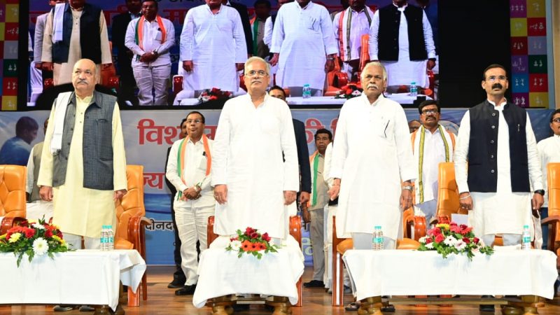 मुख्यमंत्री भूपेश बघेल साइंस कॉलेज परिसर स्थित डीडीयू ऑडिटोरियम में आयोजित विश्व मात्स्यिकी दिवस के अवसर पर राज्य स्तरीय मछुआ सम्मेलन में पहुंचे