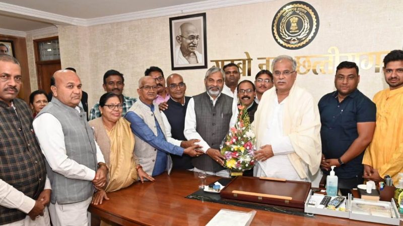 मुख्यमंत्री को छत्तीसगढ़ मनवा कुर्मी क्षत्रिय समाज के अधिवेशन में शामिल होने का न्योता
