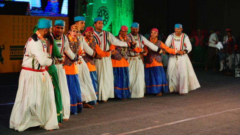 उत्तराखंड के कलाकारों ने छत्तीसगढ़िया सबले बढ़िया गीत गाकर की अपने नृत्य की शुरुआत