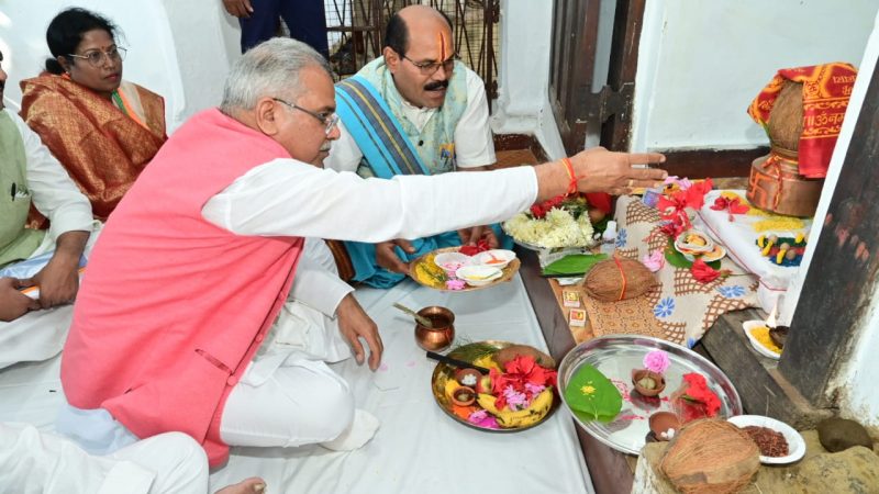 बघेल ने शीतला माता मंदिर में पूजा-अर्चना कर प्रदेशवासियों की सुख-समृद्धि और ख़ुशहाली की कामना की