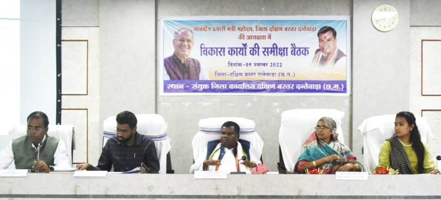 विकास कार्यों को समय-सीमा में पूर्ण करें: उद्योग मंत्री लखमा