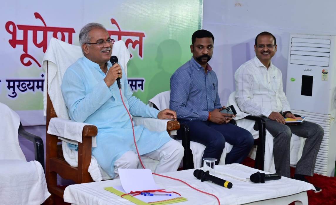 मुख्यमंत्री ने जांजगीर में विभिन्न समाज के प्रमुखों एवं संगठनों के पदाधिकारियों से मुलाकात की