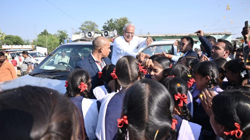 स्कूली बच्चों से रुककर मिले मुख्यमंत्री : स्कूली छात्रों से मिलने मुख्यमंत्री ने क़ाफ़िले को रुकवाया