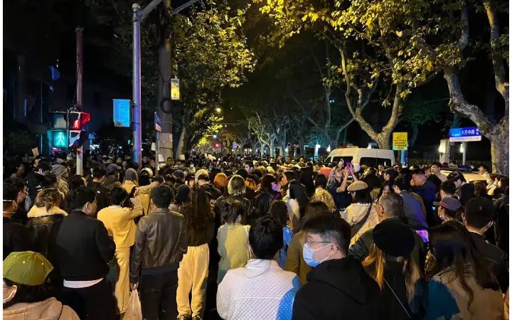 चीन में लॉकडाउन के खिलाफ देशभर में प्रदर्शन, छात्रों ने लगाए आजादी के नारे