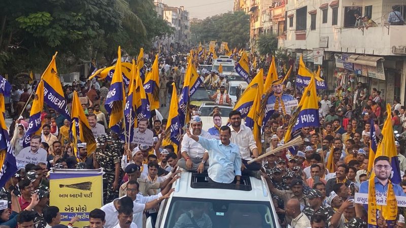 केजरीवाल के रोड शो में पथराव, आप समर्थकों के साथ झड़प