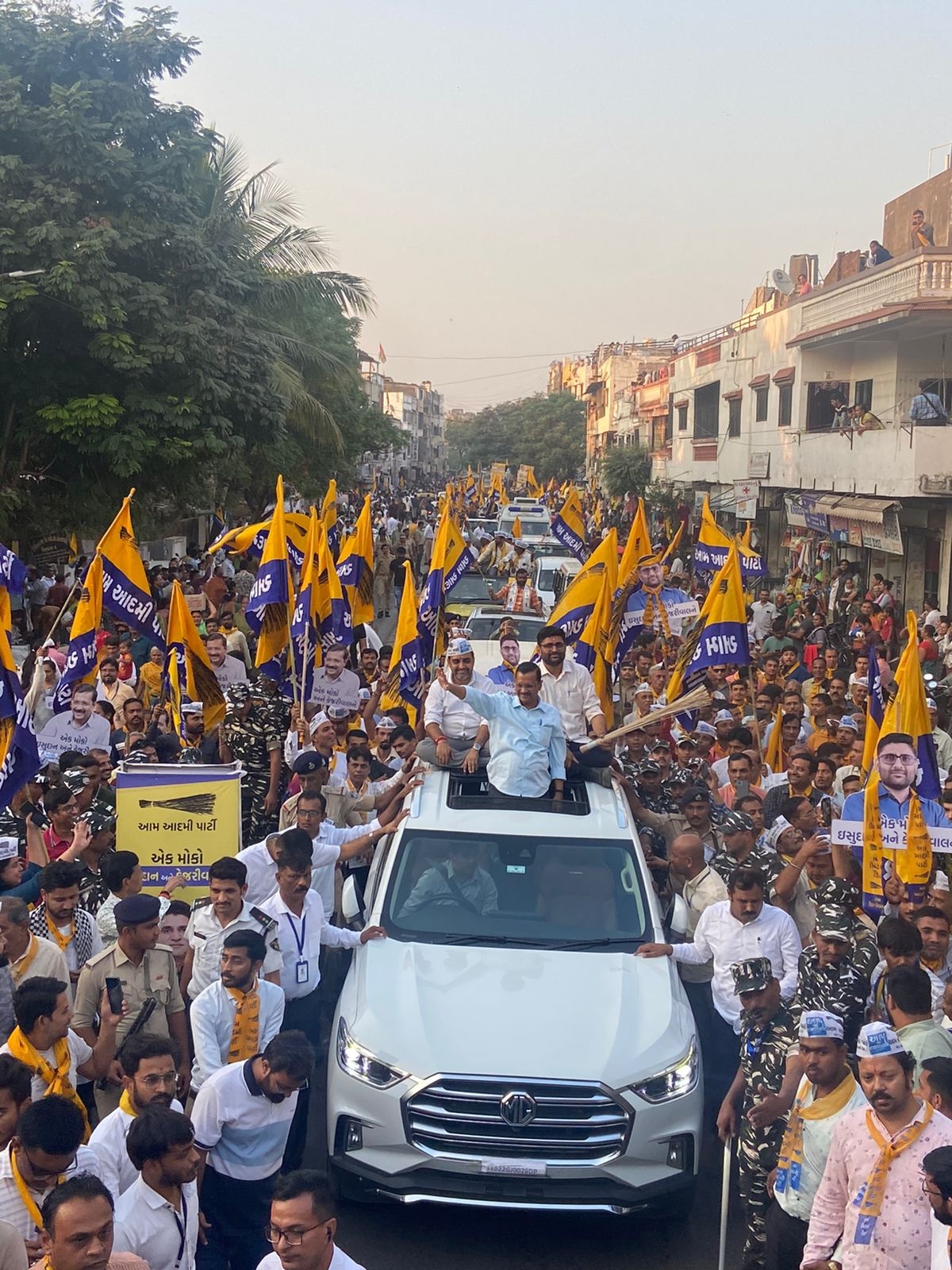 केजरीवाल के रोड शो में पथराव, आप समर्थकों के साथ झड़प