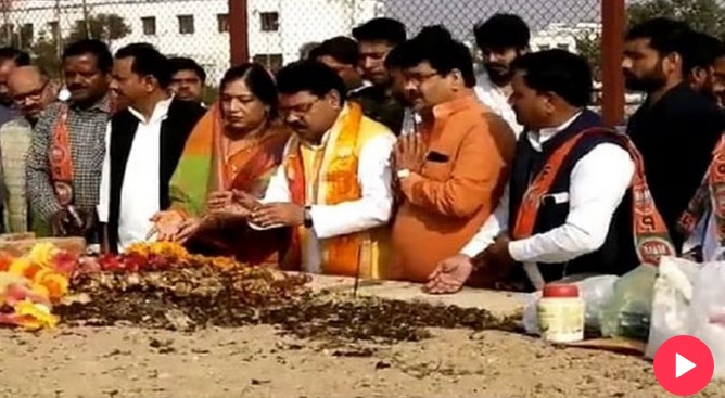 बीजेपी प्रत्याशी रघुराज शाक्य ने किया नामांकन