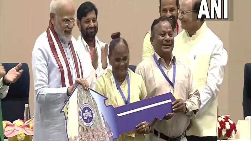 पीएम मोदी ने दी घर की सौगात… 3024 झुग्गीवासियों को सौंपी फ्लैट की चाबियां