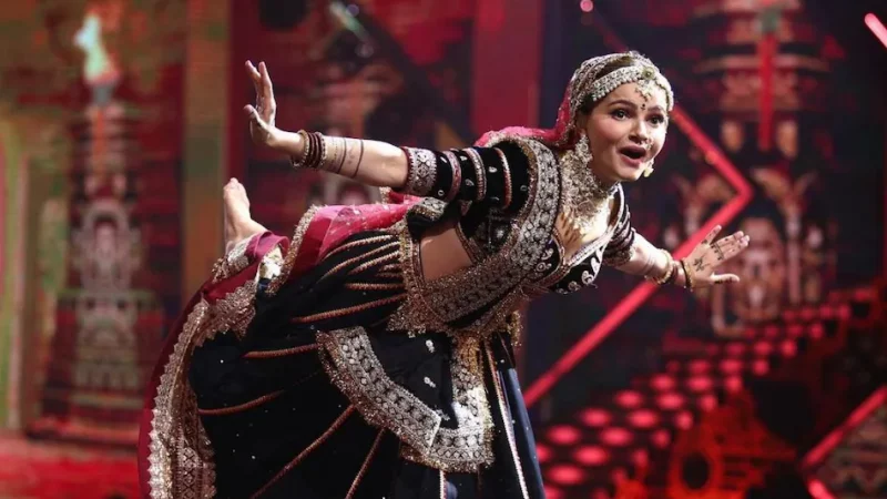 31 किलो का लहंगा, सिर पर आग, कीलों पर नाचीं रुबीना दिलैक