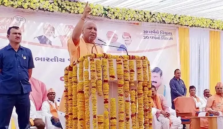 योगी का कांग्रेस पर निशाना, बोले- ये लोग राष्ट्र गान का भी सम्मान नहीं करते